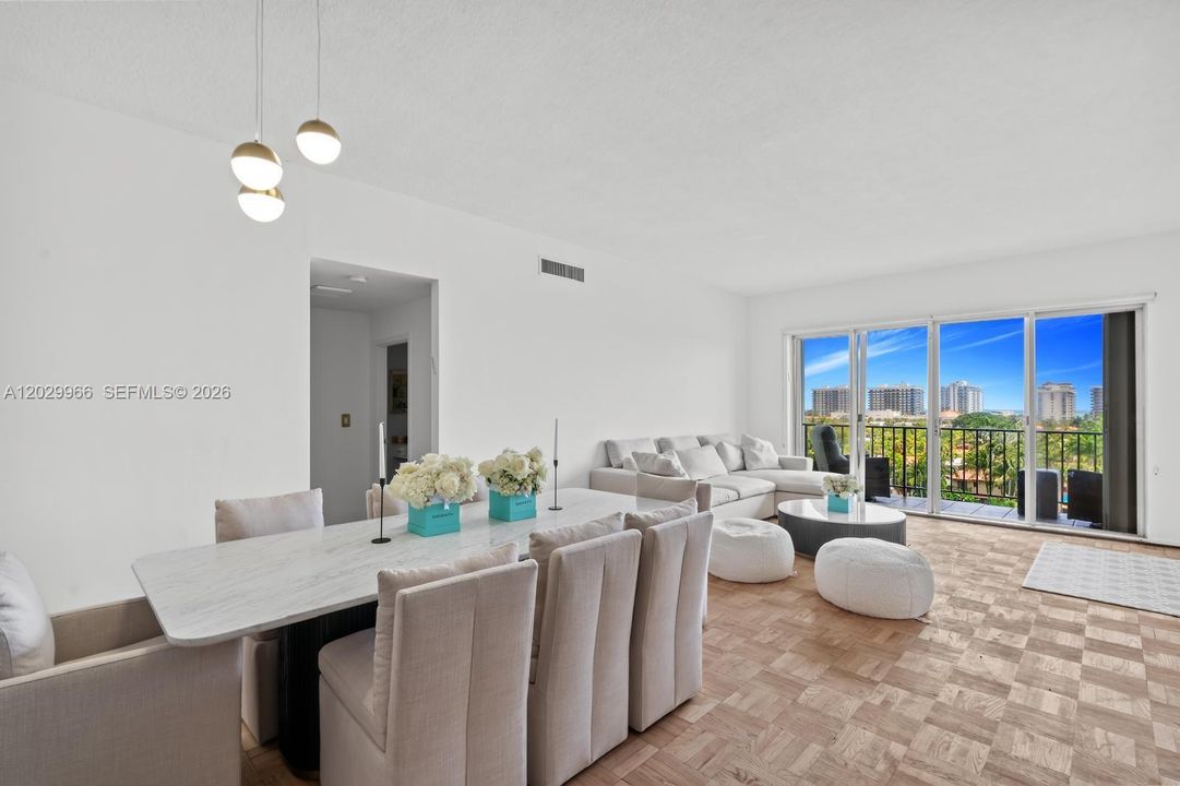 En Venta: $757,000 (2 camas, 2 baños, 1640 Pies cuadrados)