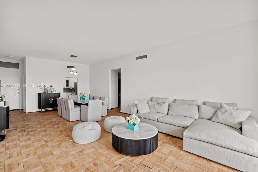 En Venta: $757,000 (2 camas, 2 baños, 1640 Pies cuadrados)