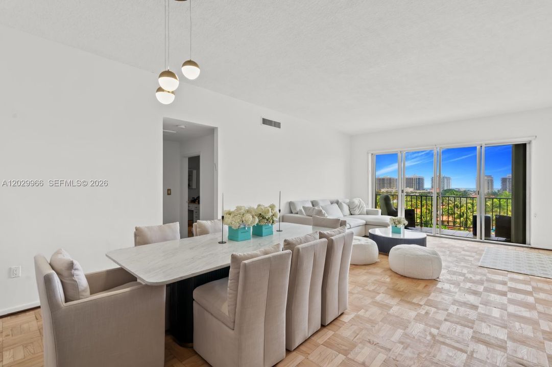 En Venta: $757,000 (2 camas, 2 baños, 1640 Pies cuadrados)