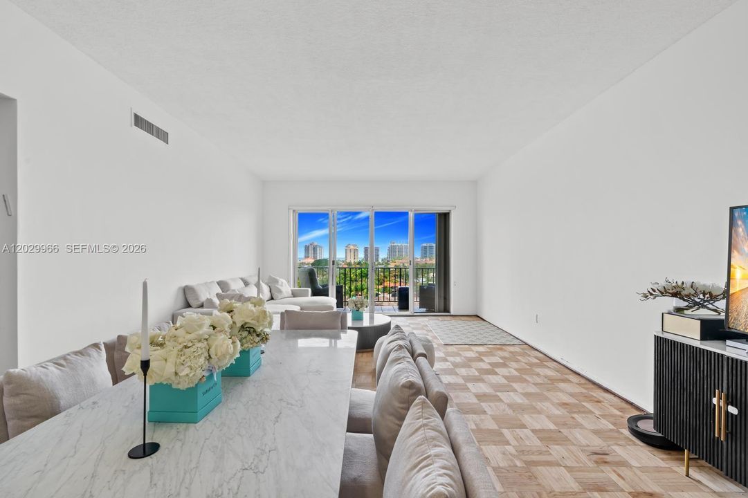 En Venta: $757,000 (2 camas, 2 baños, 1640 Pies cuadrados)