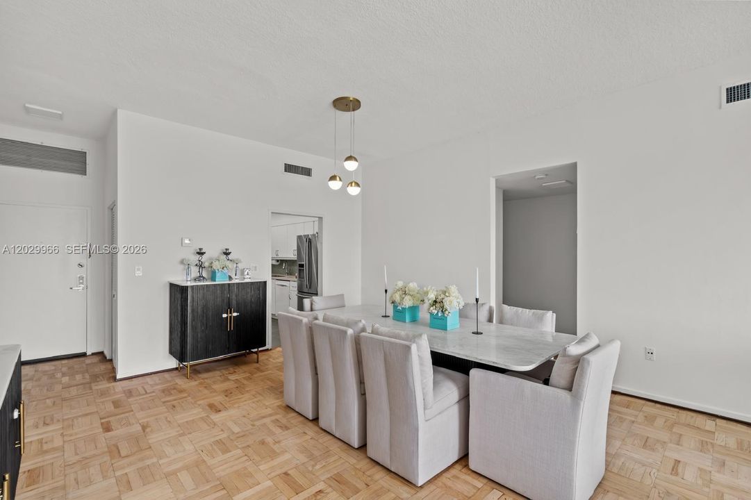 En Venta: $757,000 (2 camas, 2 baños, 1640 Pies cuadrados)