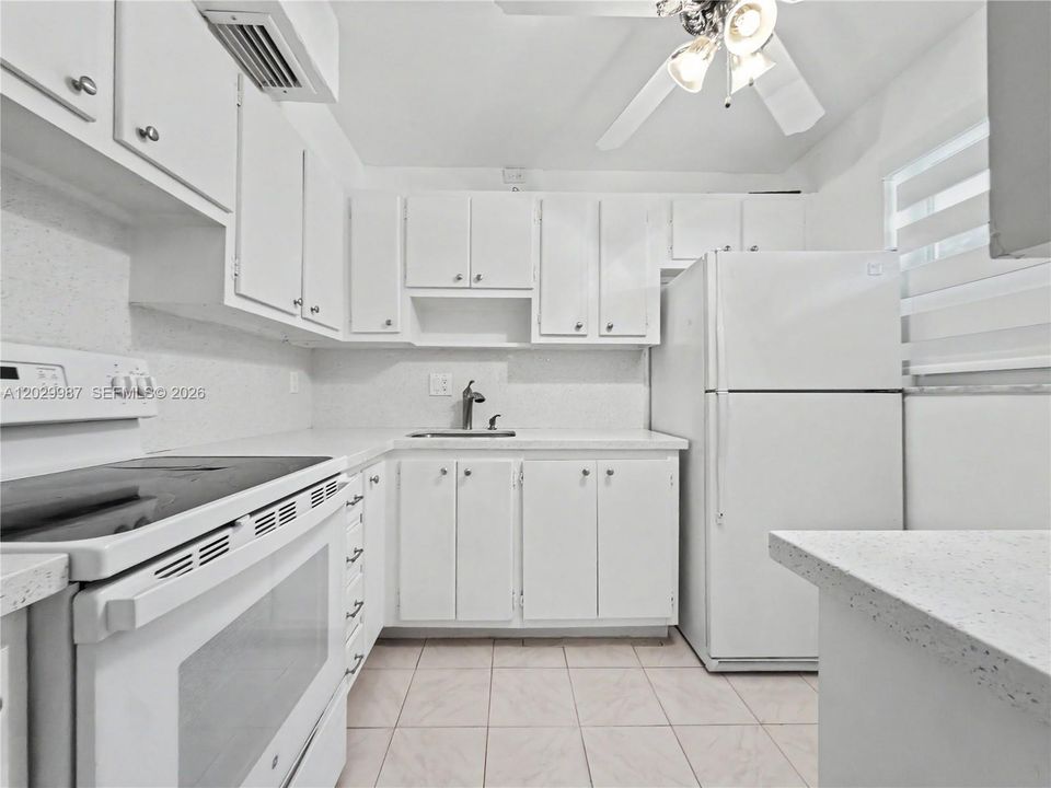Active With Contract: $155,000 (1 beds, 1 baths, 720 Square Feet)