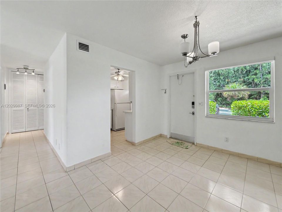Active With Contract: $155,000 (1 beds, 1 baths, 720 Square Feet)