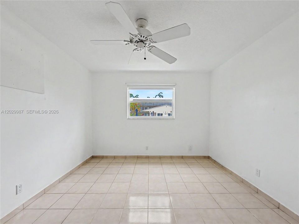 Active With Contract: $155,000 (1 beds, 1 baths, 720 Square Feet)