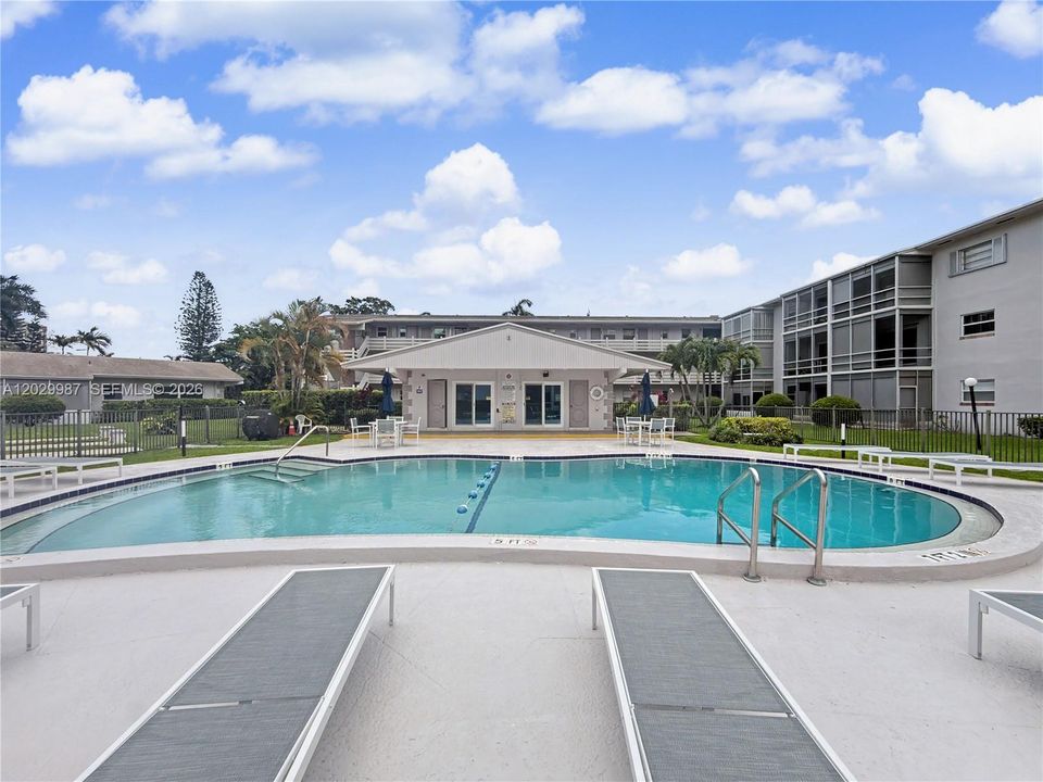 Active With Contract: $155,000 (1 beds, 1 baths, 720 Square Feet)