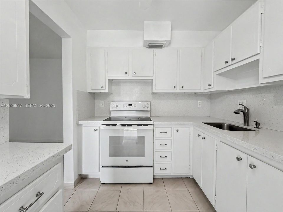 Active With Contract: $155,000 (1 beds, 1 baths, 720 Square Feet)