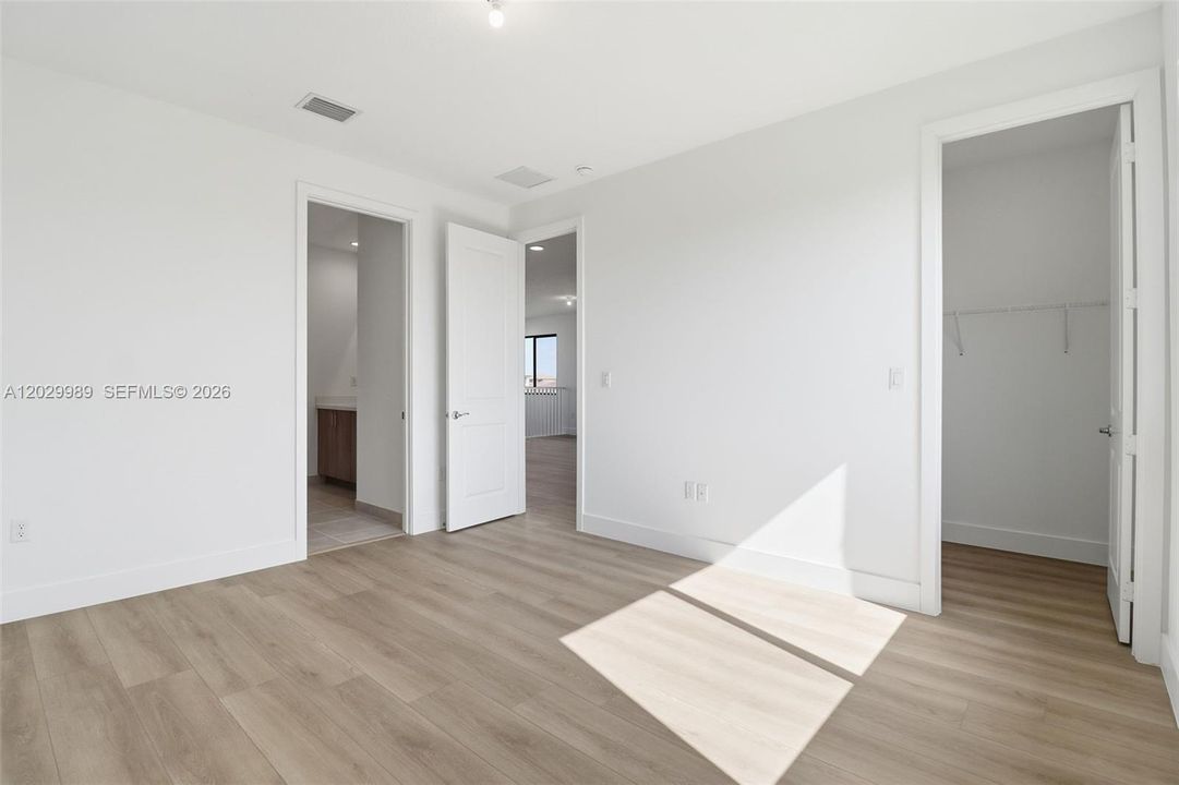 Под контрактом: $695,990 (4 спален, 3 ванн, 3522 Квадратных фут)