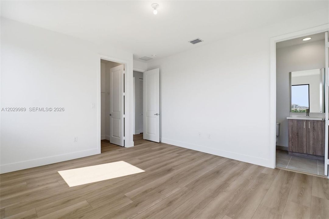 Под контрактом: $695,990 (4 спален, 3 ванн, 3522 Квадратных фут)