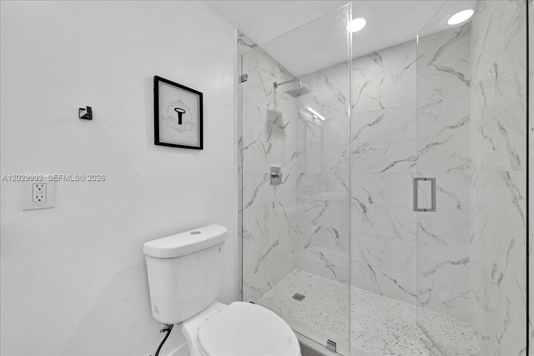 For Sale: $1,000,000 (5 beds, 3 baths, 1587 Square Feet)