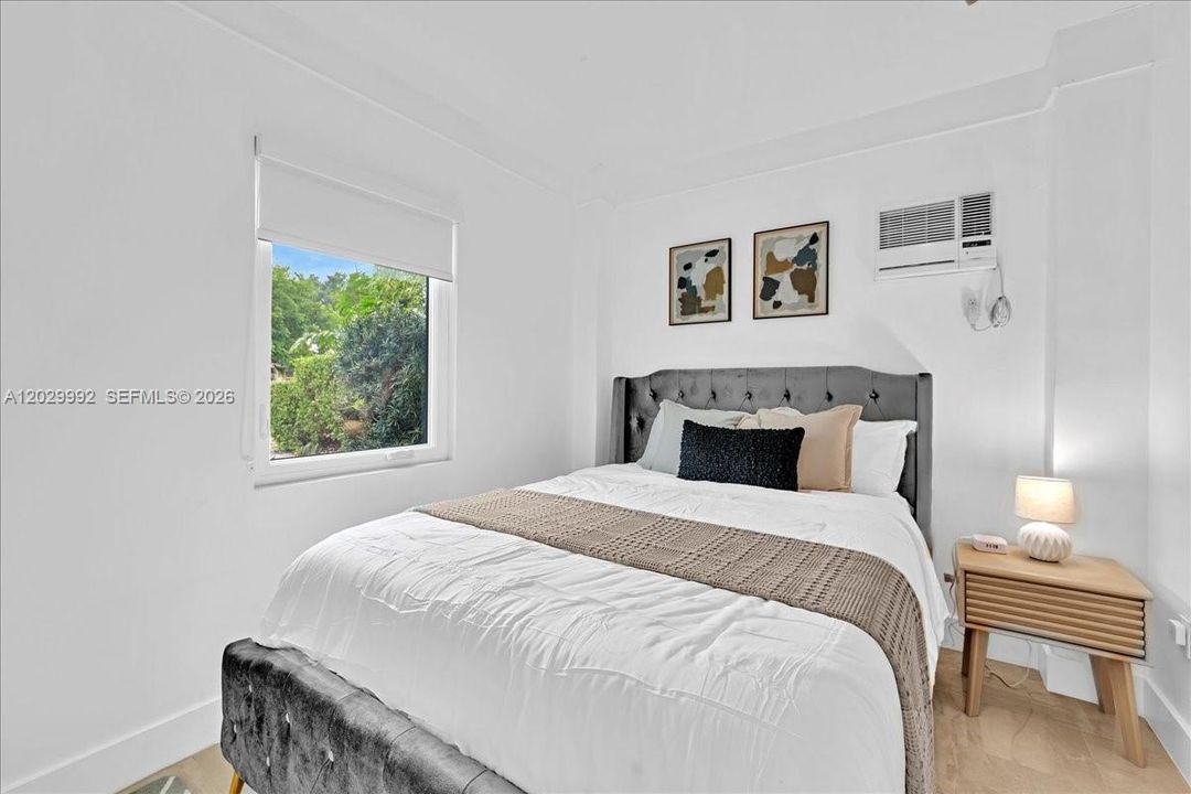 For Sale: $1,000,000 (5 beds, 3 baths, 1587 Square Feet)