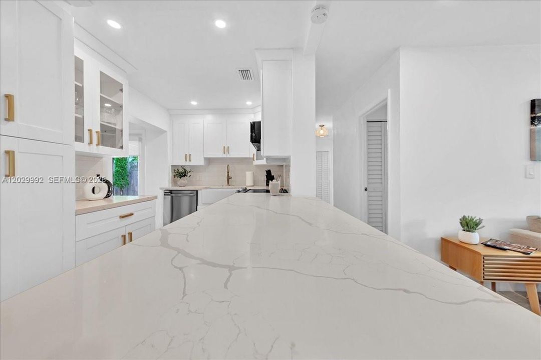 For Sale: $1,000,000 (5 beds, 3 baths, 1587 Square Feet)