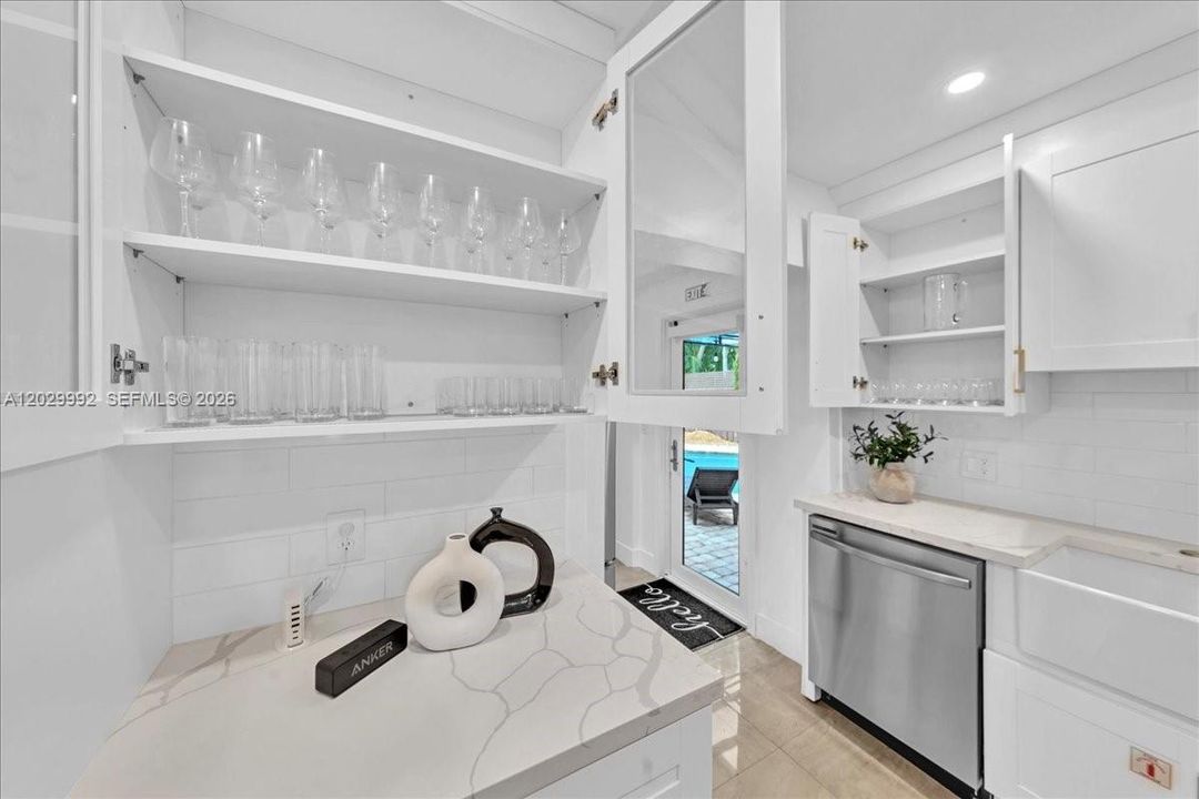 For Sale: $1,000,000 (5 beds, 3 baths, 1587 Square Feet)