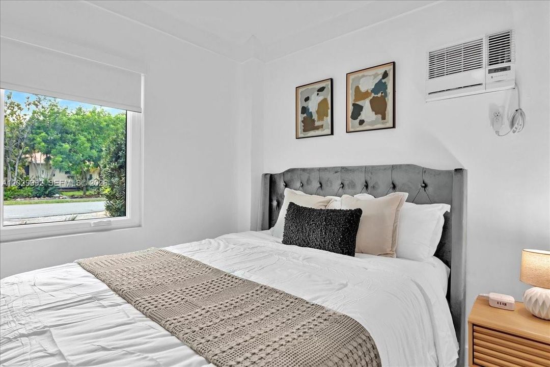 For Sale: $1,000,000 (5 beds, 3 baths, 1587 Square Feet)