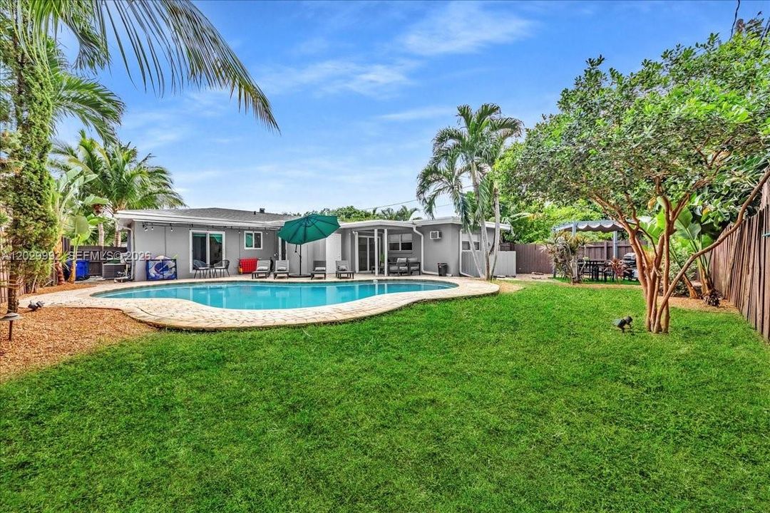 For Sale: $1,000,000 (5 beds, 3 baths, 1587 Square Feet)