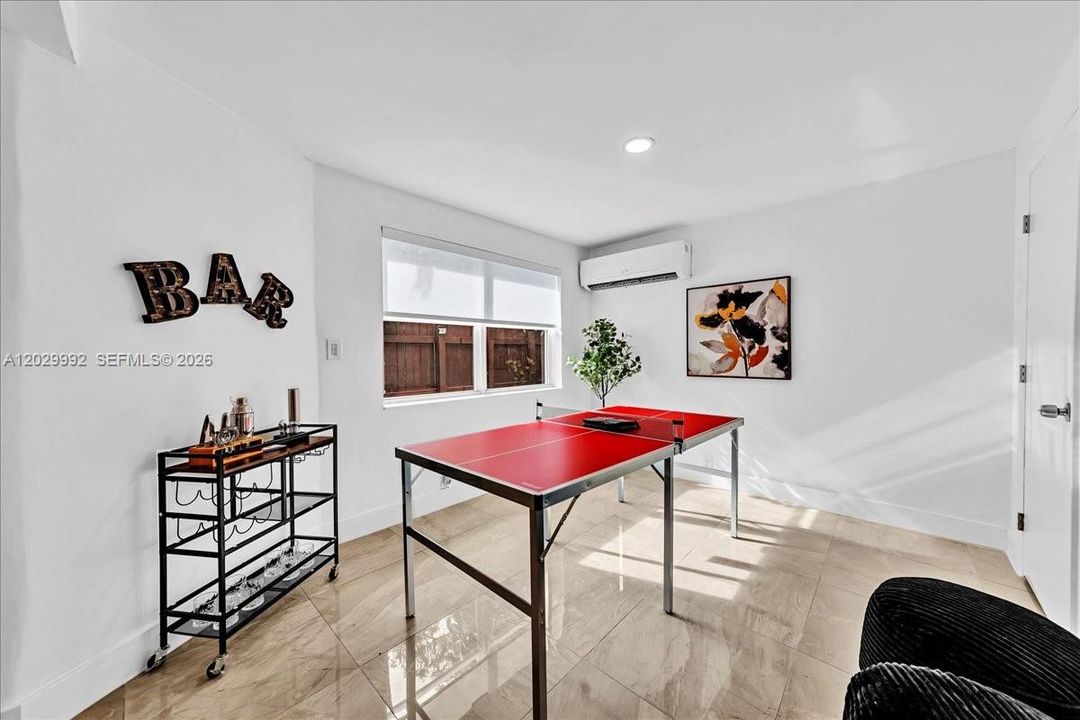 For Sale: $1,000,000 (5 beds, 3 baths, 1587 Square Feet)