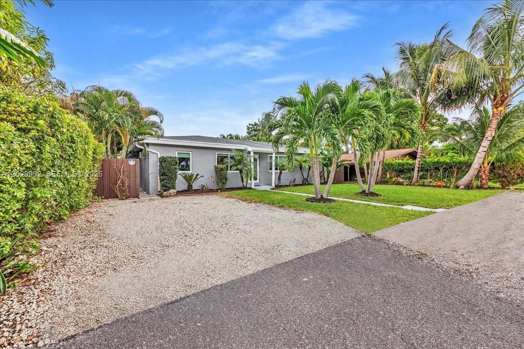 For Sale: $1,000,000 (5 beds, 3 baths, 1587 Square Feet)