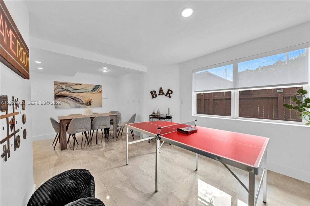 For Sale: $1,000,000 (5 beds, 3 baths, 1587 Square Feet)