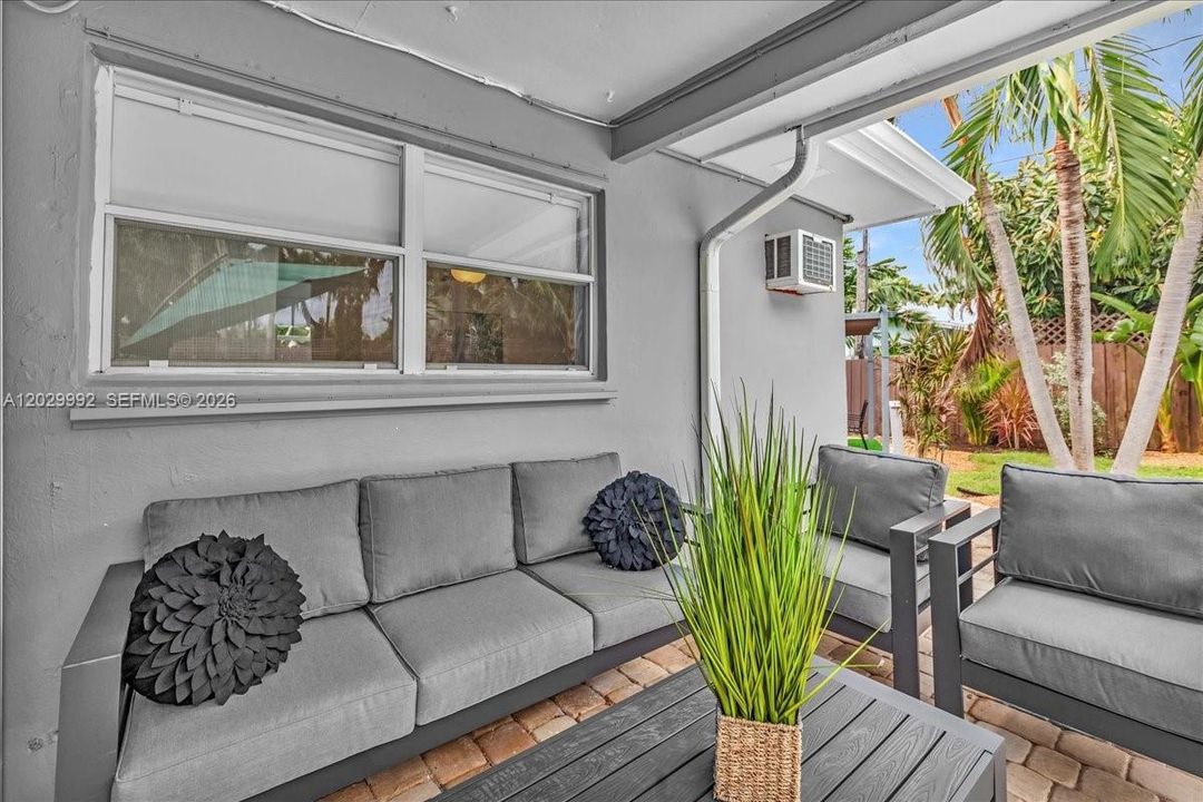 For Sale: $1,000,000 (5 beds, 3 baths, 1587 Square Feet)