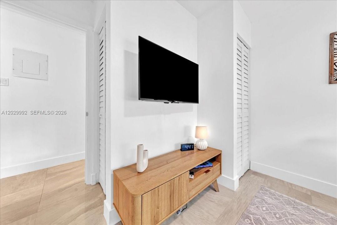 For Sale: $1,000,000 (5 beds, 3 baths, 1587 Square Feet)