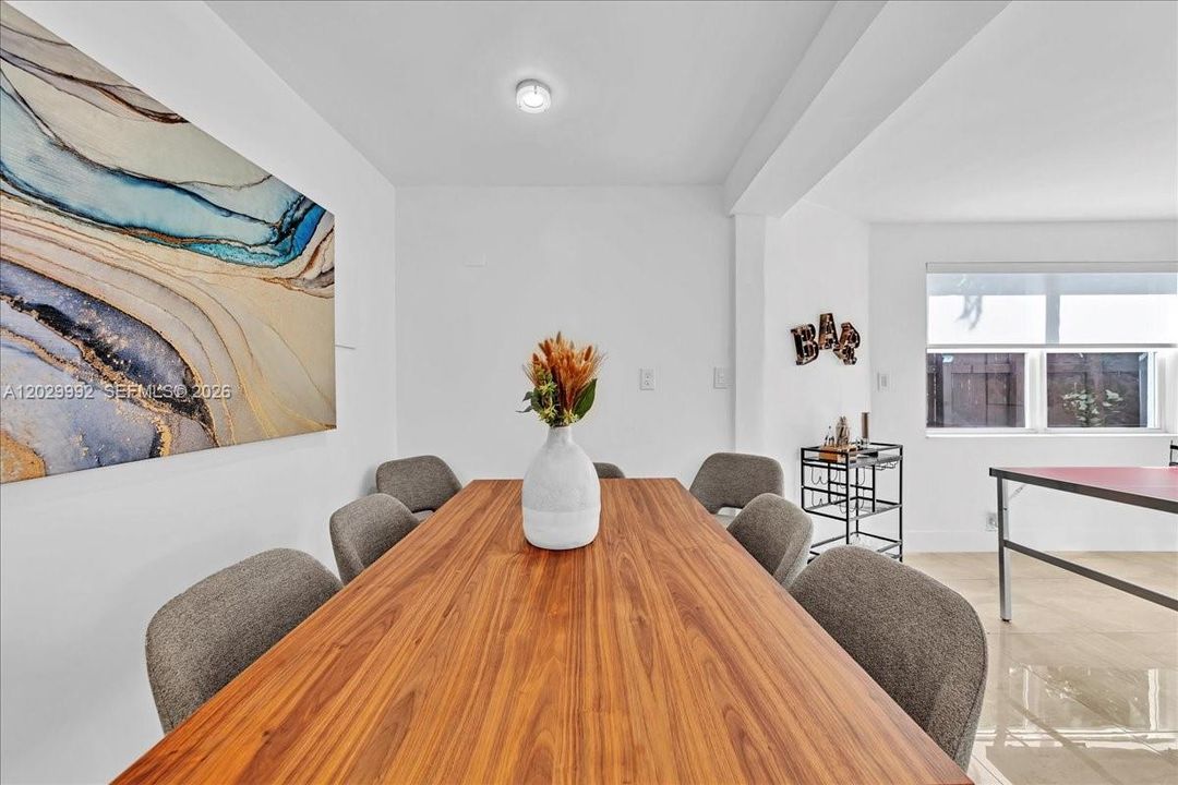 For Sale: $1,000,000 (5 beds, 3 baths, 1587 Square Feet)