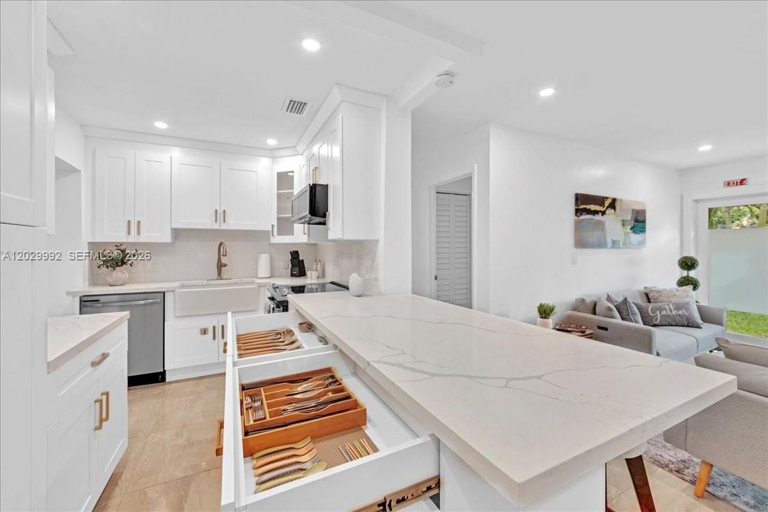 For Sale: $1,000,000 (5 beds, 3 baths, 1587 Square Feet)