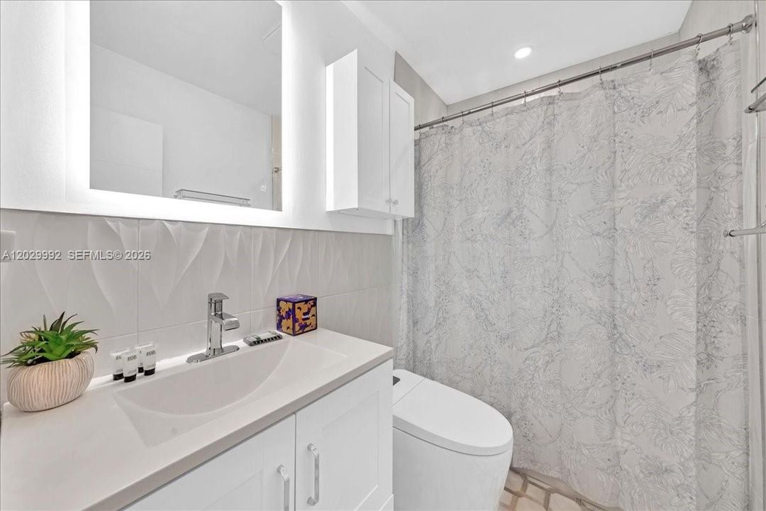 For Sale: $1,000,000 (5 beds, 3 baths, 1587 Square Feet)