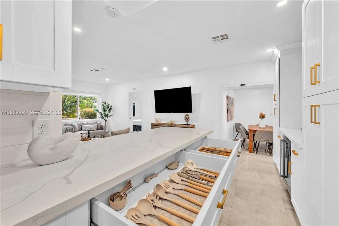 For Sale: $1,000,000 (5 beds, 3 baths, 1587 Square Feet)