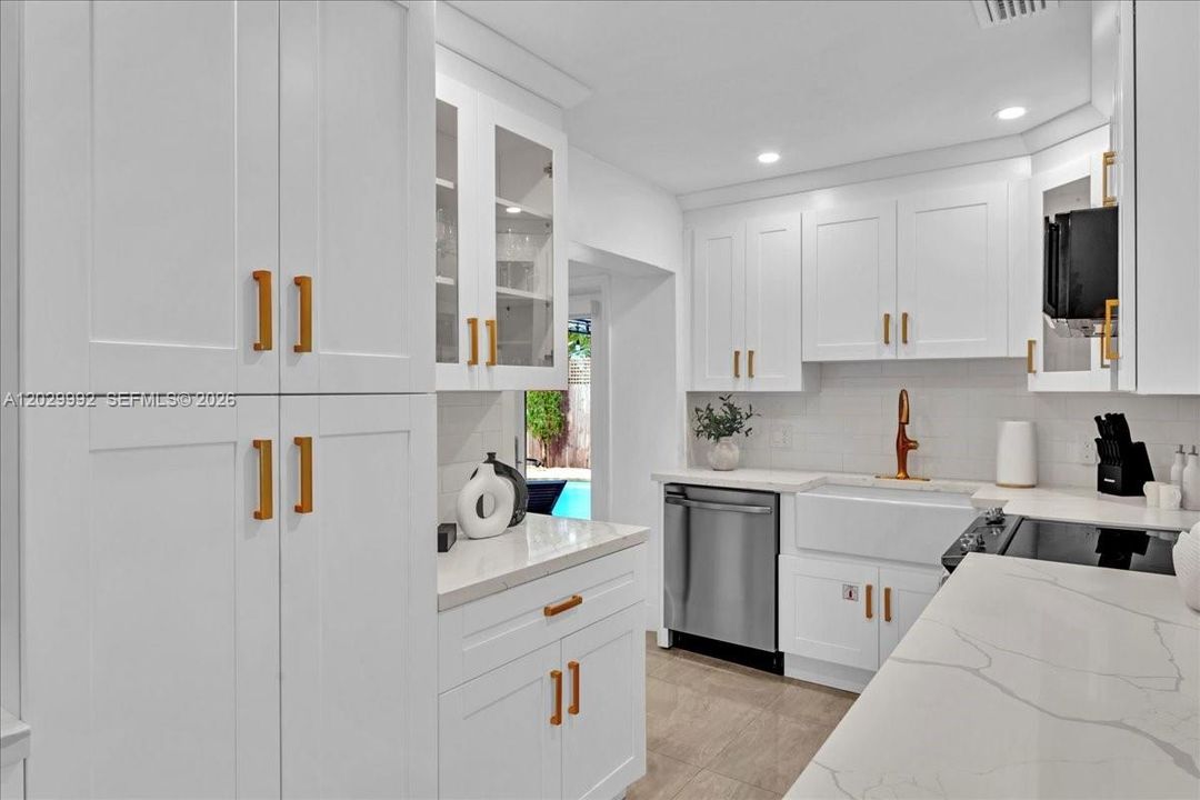 For Sale: $1,000,000 (5 beds, 3 baths, 1587 Square Feet)