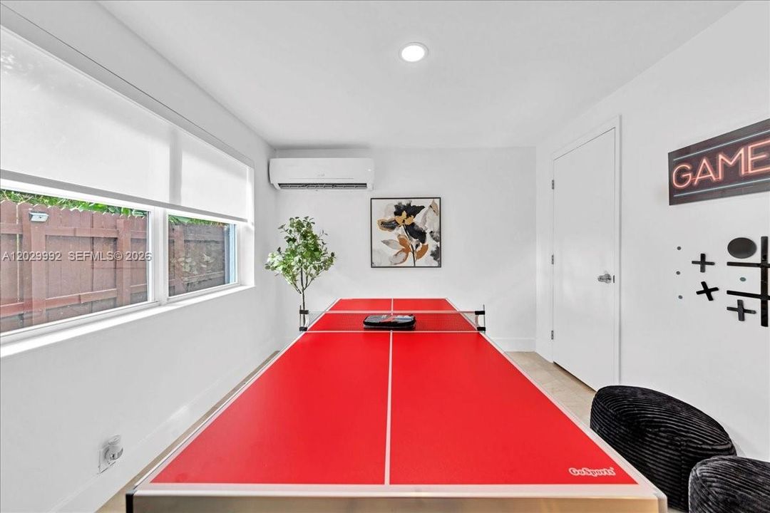 For Sale: $1,000,000 (5 beds, 3 baths, 1587 Square Feet)
