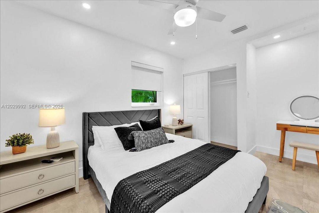 For Sale: $1,000,000 (5 beds, 3 baths, 1587 Square Feet)