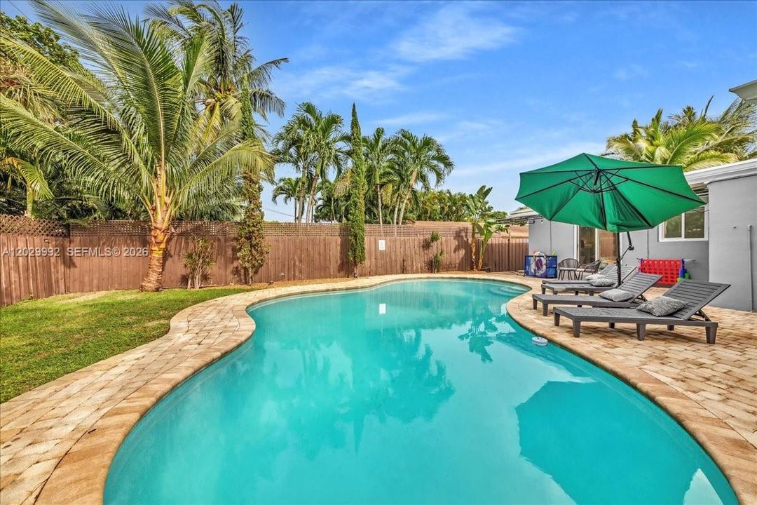 For Sale: $1,000,000 (5 beds, 3 baths, 1587 Square Feet)