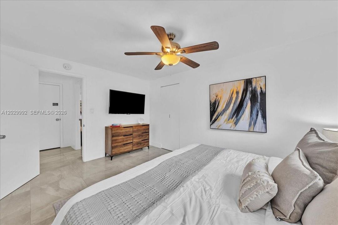For Sale: $1,000,000 (5 beds, 3 baths, 1587 Square Feet)