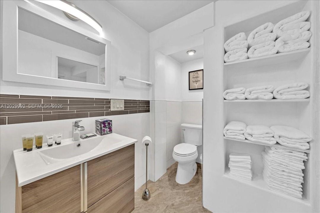 For Sale: $1,000,000 (5 beds, 3 baths, 1587 Square Feet)