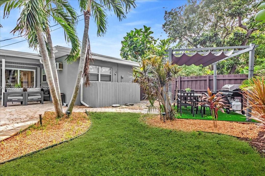 For Sale: $1,000,000 (5 beds, 3 baths, 1587 Square Feet)