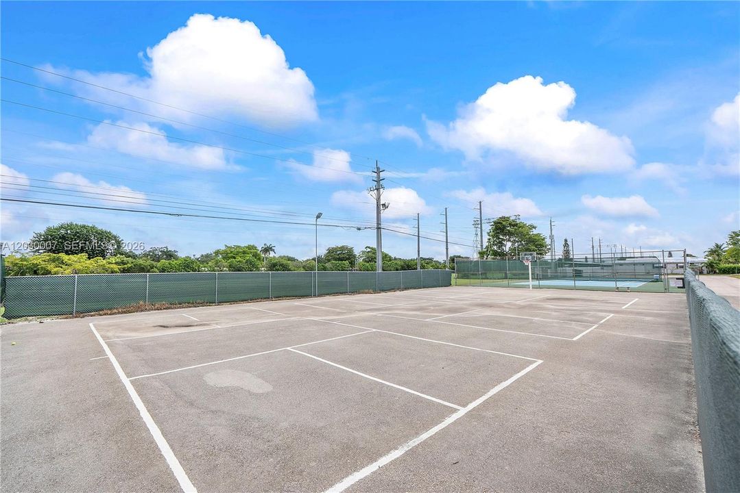 En Venta: $289,000 (2 camas, 2 baños, 890 Pies cuadrados)