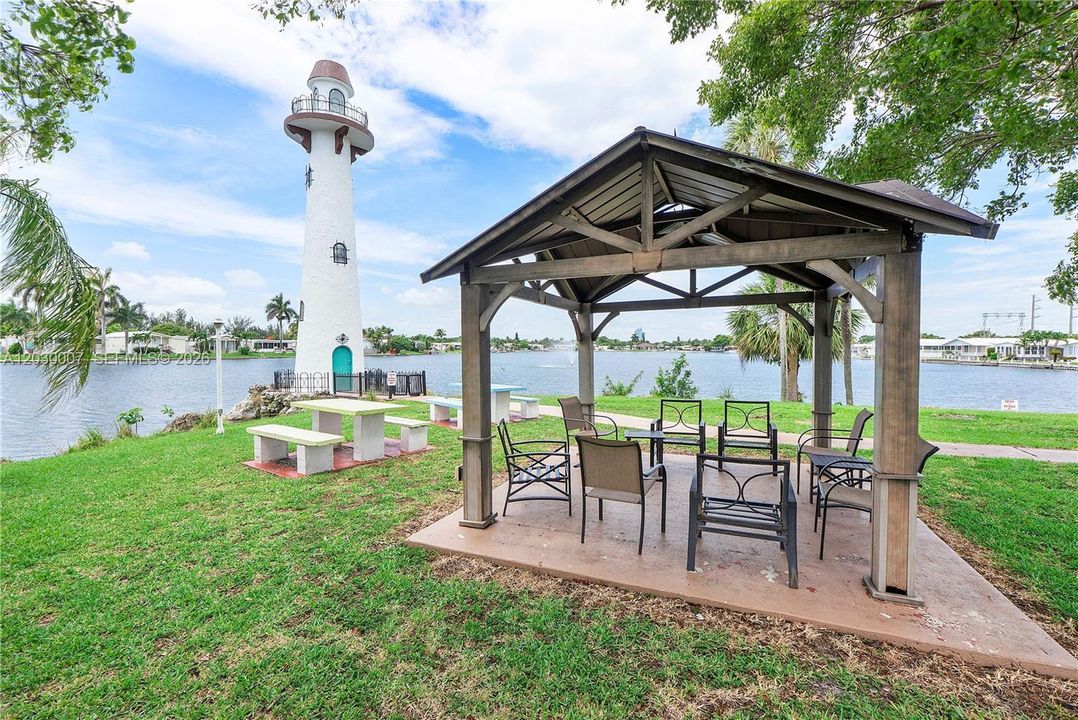 En Venta: $289,000 (2 camas, 2 baños, 890 Pies cuadrados)