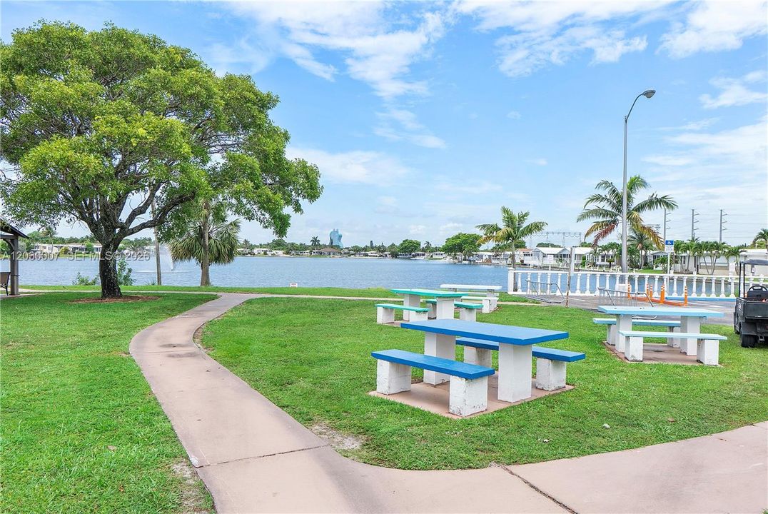 En Venta: $289,000 (2 camas, 2 baños, 890 Pies cuadrados)