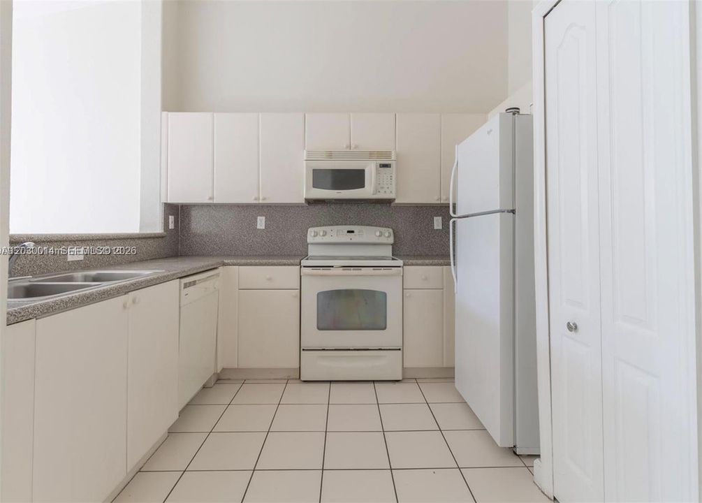 For Sale: $215,000 (3 beds, 2 baths, 1182 Square Feet)