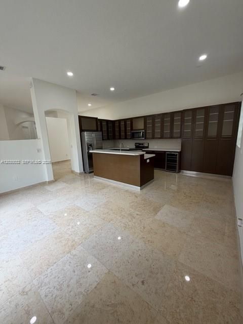 Activo con contrato: $4,950 (4 camas, 2 baños, 2113 Pies cuadrados)