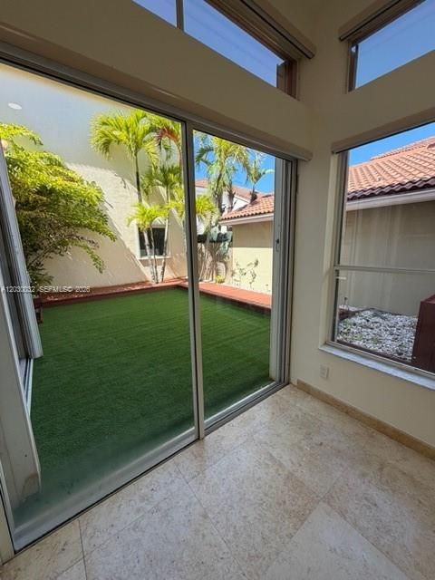 Activo con contrato: $4,950 (4 camas, 2 baños, 2113 Pies cuadrados)
