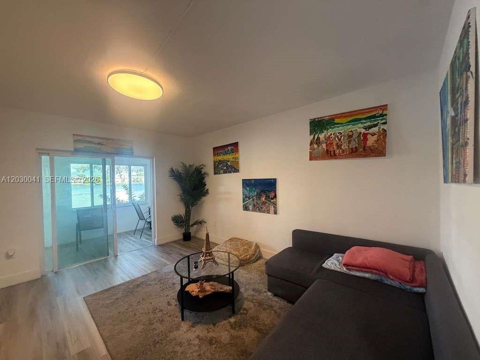 合同活跃: $125,000 (2 贝兹, 1 浴室, 850 平方英尺)