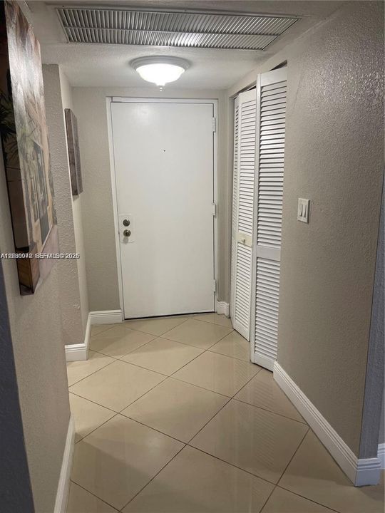 For Rent: $2,000 (1 beds, 1 baths, 710 Square Feet)