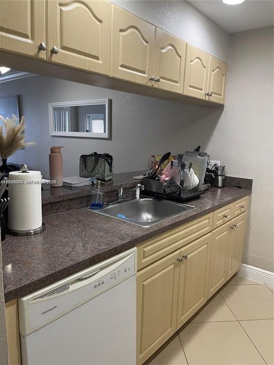 For Rent: $2,000 (1 beds, 1 baths, 710 Square Feet)