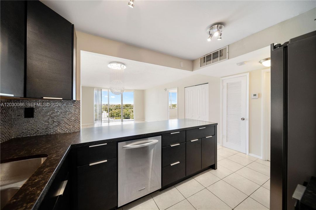 For Rent: $2,100 (1 beds, 1 baths, 780 Square Feet)