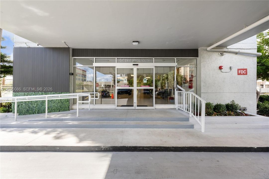 For Rent: $2,100 (1 beds, 1 baths, 780 Square Feet)