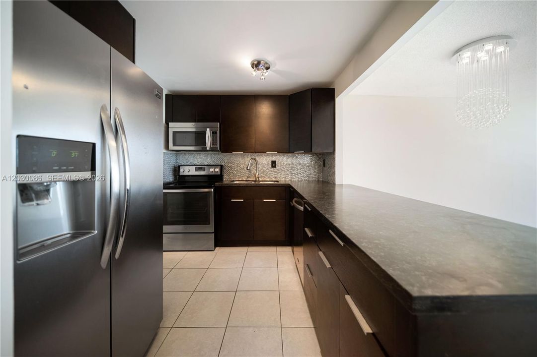 For Rent: $2,100 (1 beds, 1 baths, 780 Square Feet)