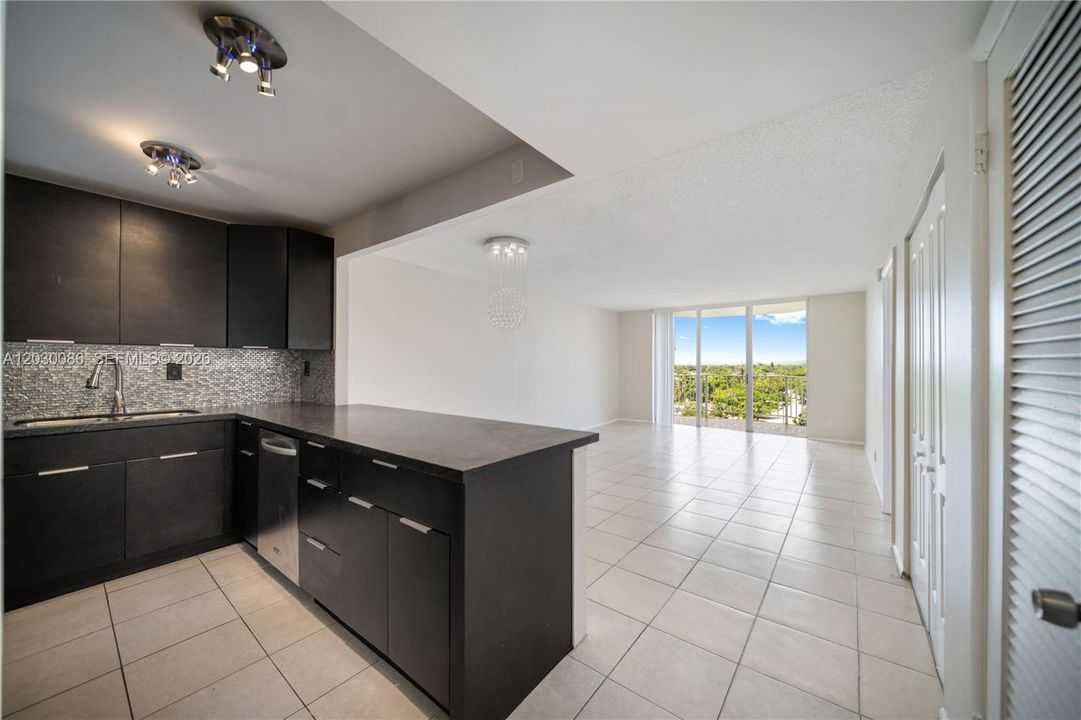 For Rent: $2,100 (1 beds, 1 baths, 780 Square Feet)