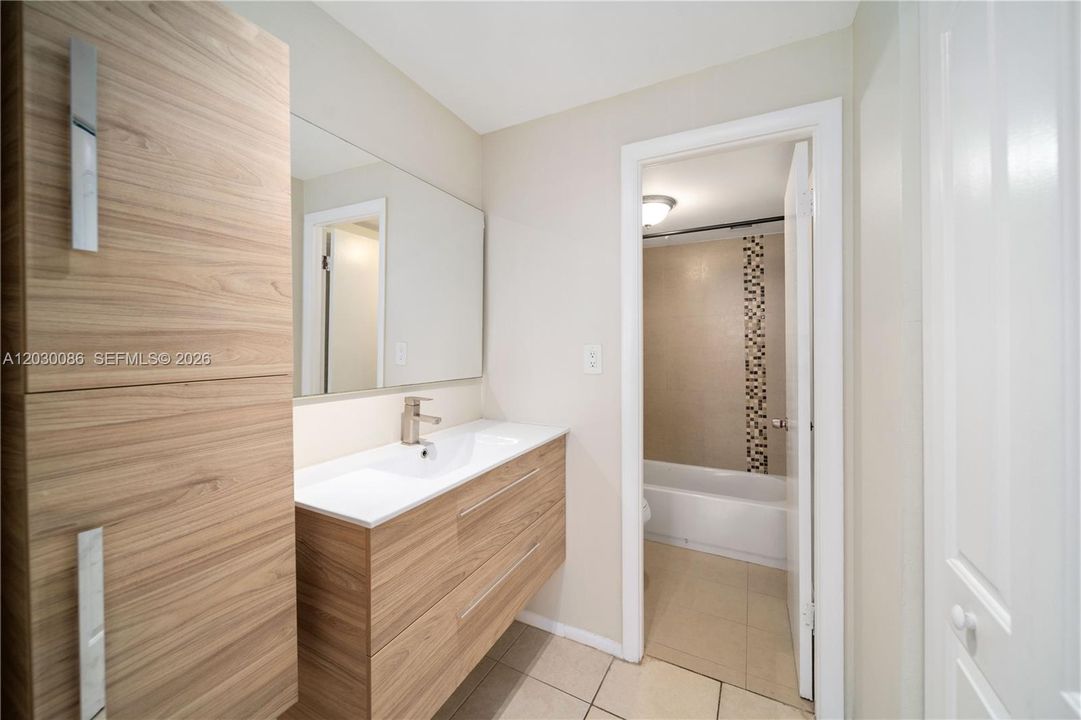For Rent: $2,100 (1 beds, 1 baths, 780 Square Feet)