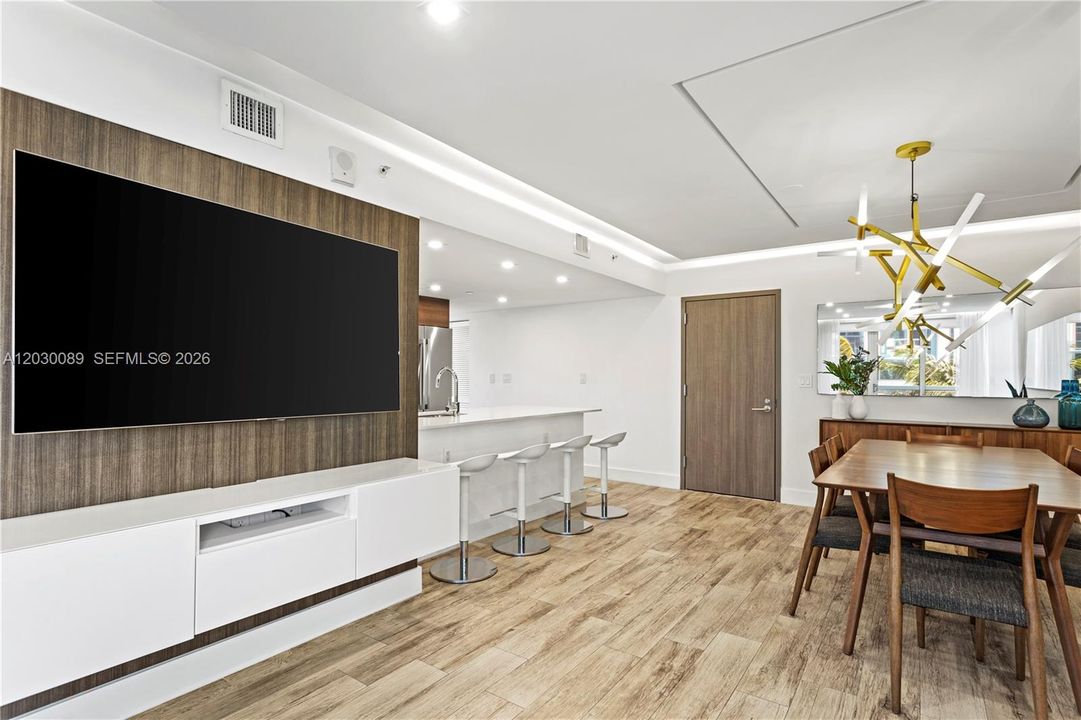 For Sale: $1,100,000 (3 beds, 2 baths, 1305 Square Feet)