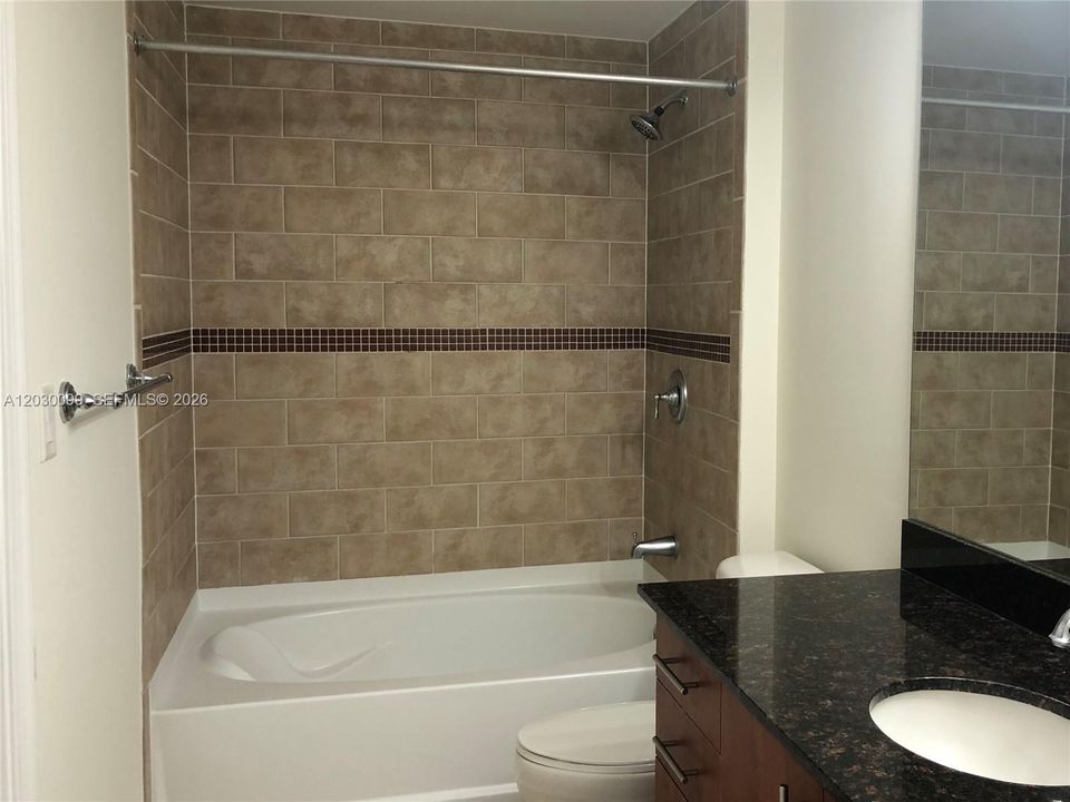 BATHROOM W/LARGE BATHTUP
